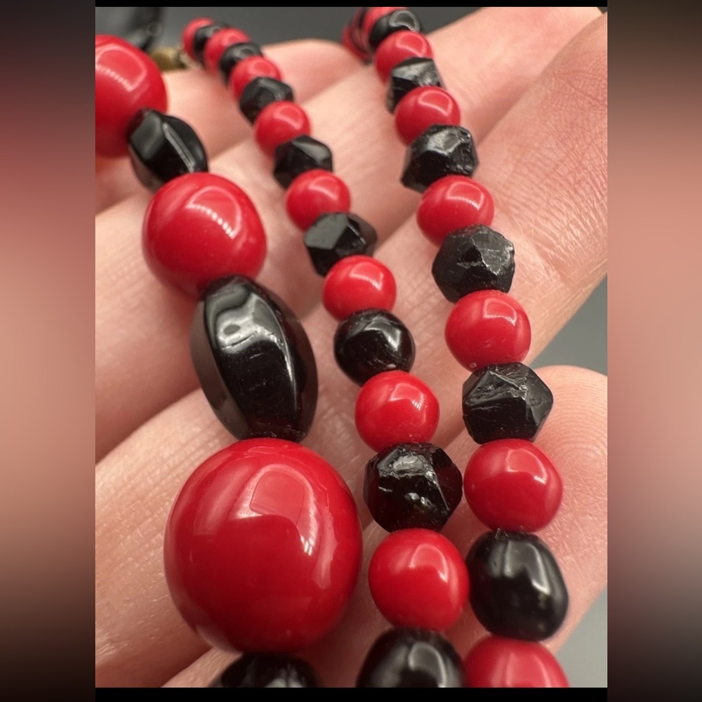 Vintage Black & Red Glass Beaded Necklace ~27” Box Clasp Unsigned *Some Chipped* - Picture 6 of 14